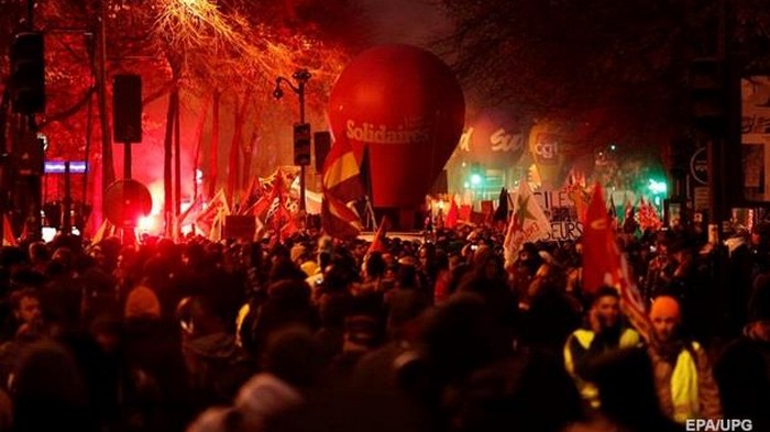 Во Франции третий день продолжается забастовка