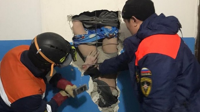 В Якутии мужчина упал в шахту вентиляции с 10 этажа и выжил (видео)
