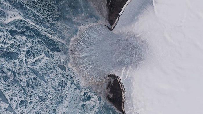 Гигантский ледник непрерывно вытекает в океан (видео)