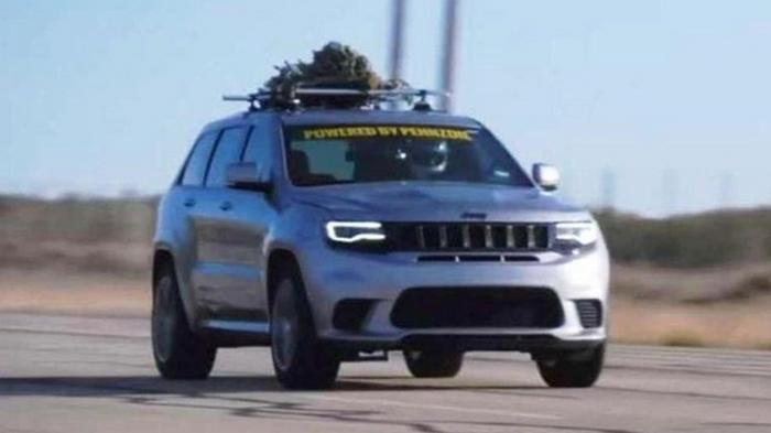 Jeep Grand Cherokee с елкой на крыше установил рекорд скорости