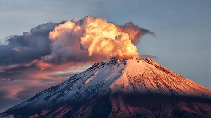В Мексике началось извержение самого активного вулкана страны