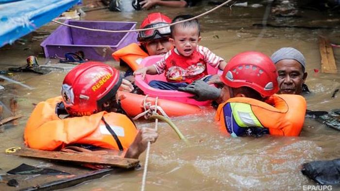 Жертвами наводнения в Индонезии стали 53 человека