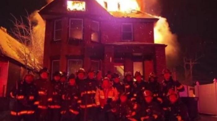Пожарные США сделали новогоднее фото на фоне горящего дома