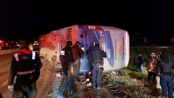 В Мексике 20 человек пострадали при опрокидывании автобуса