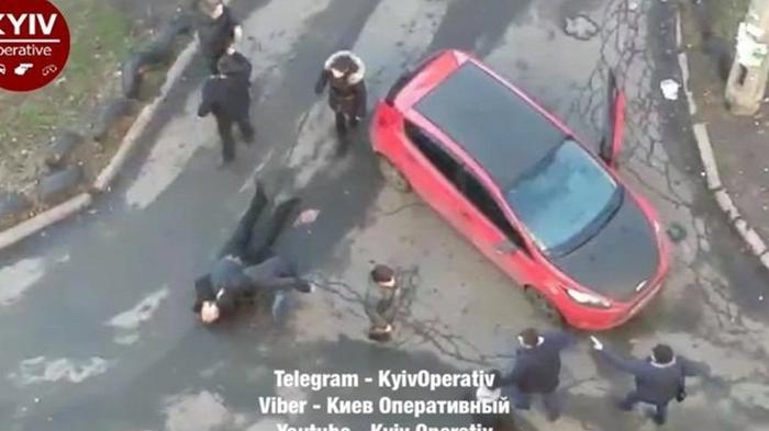 В Киеве скорая не могла проехать из-за авто: произошла драка