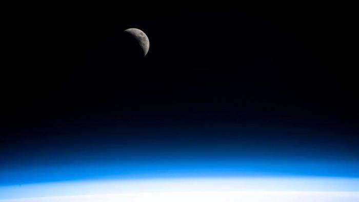В NASA показали ледяную поверхность луны Сатурна
