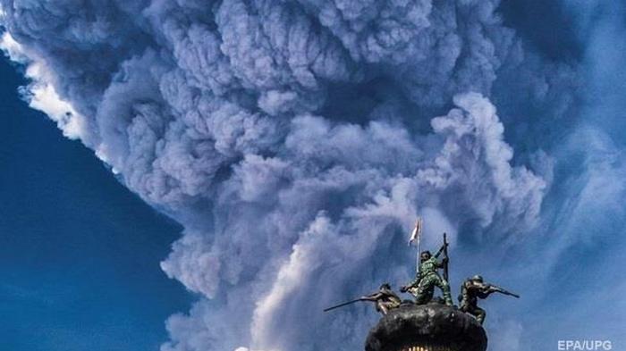 Гроза над извергающимся вулканом попала на видео