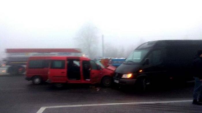 Под Ровно столкнулись семь авто, есть пострадавшие (фото)