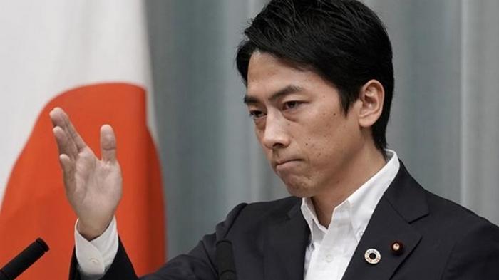 В Японии министр впервые взял декрет