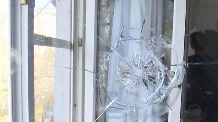 В Одессе пятые сутки неизвестный стреляет по окнам дома (видео)