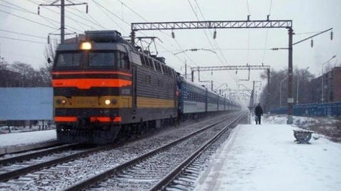 В Киеве поезд насмерть сбил девушку в наушниках
