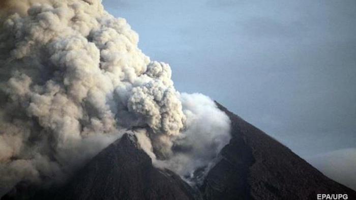 В Индонезии начал извергаться самый активный вулкан