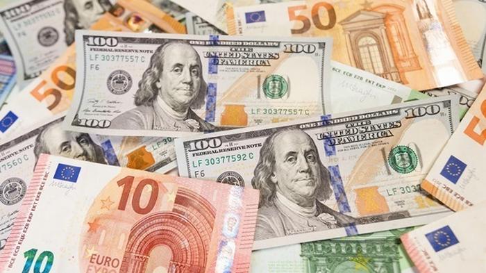 Доллар укрепился до максимума за два года по отношению к евро