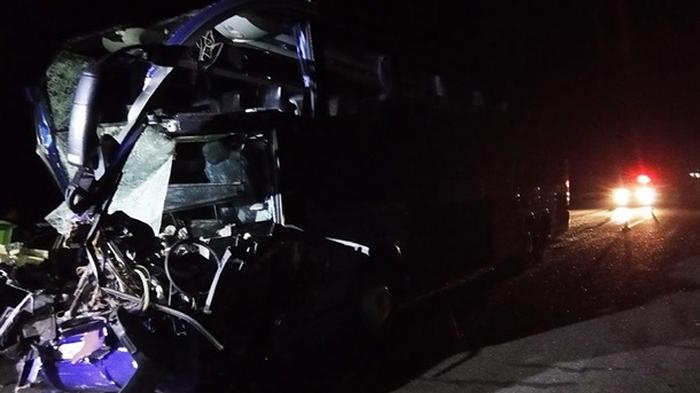 В Николаевской области автобус врезался в грузовик: 17 пострадавших