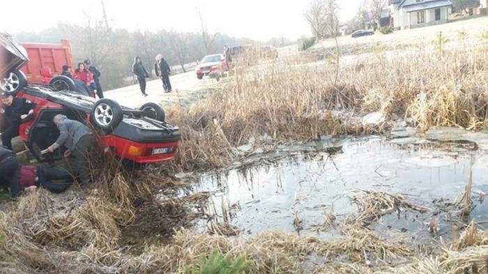 Из водоема на Львовщине вытащили авто с четырьмя трупами (фото)