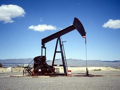 Нефть снова дешевеет из-за роста запасов в США