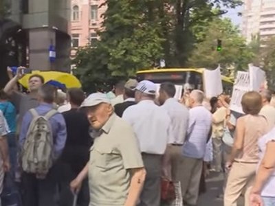 Вкладчики обанкротившихся банков перекрыли улицу в Киеве (видео)