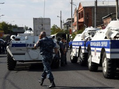 В Ереване оппозиция удерживает заложников в полицейском участке