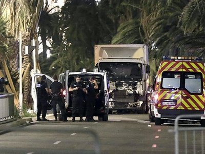Теракт в Ницце: погибли более 80 человек (фото, видео)