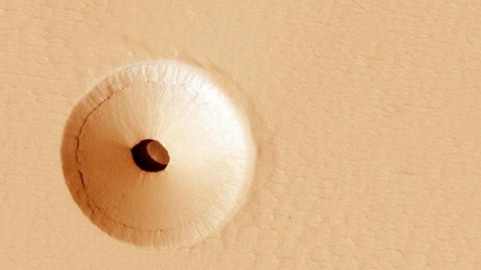 Ученые NASA обнаружили странную дыру на Марсе