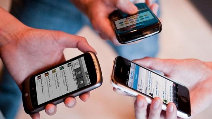 Мобильные операторы заменяют свои названия на призыв оставаться дома