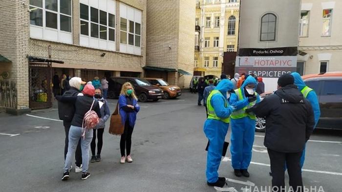 В Киеве более полусотни туристов сбежали с обсервации
