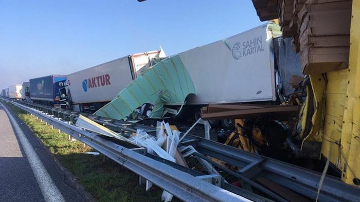 В Болгарии в ДТП попали 20 грузовиков, есть жертвы (фото)