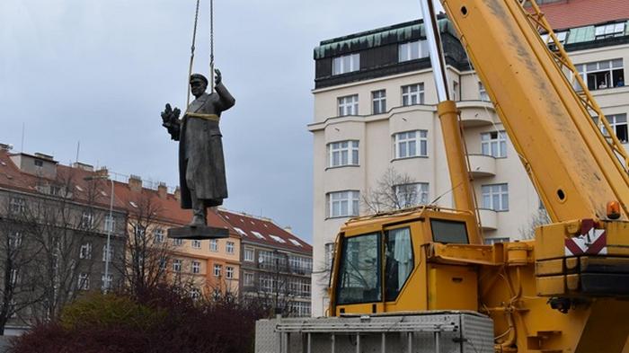 У него не было маски: в Праге снесли советский памятник