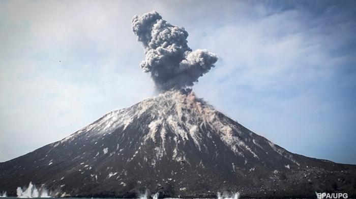 Извержение вулкана Анак-Кракатау попало на видео