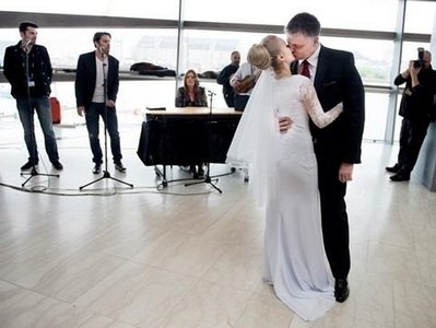 Около трети украинских пар женится в силу обстоятельств