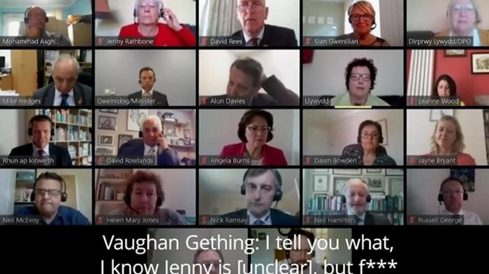 Министр Уэльса не выключил микрофон и оконфузился (видео)