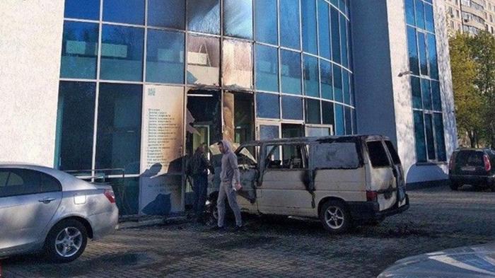 В Харькове горящий бус врезался в стену клиники (фото)