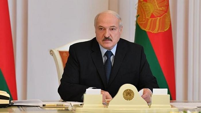 Лукашенко решил не отменять в Беларуси парад на 9 мая