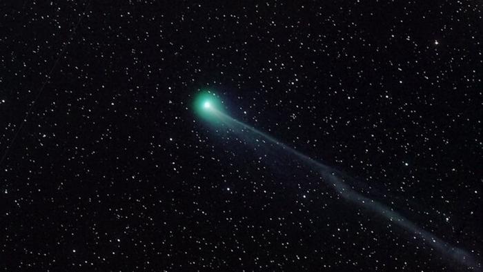Комета века озарила ночное небо и готовится взорваться (фото)