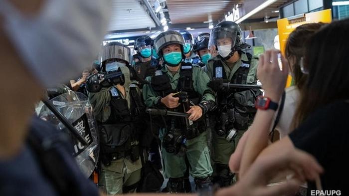 В Гонконге против протестующих применили слезоточивый газ