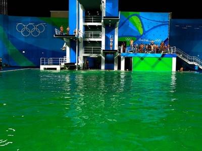 На Олимпиаде в олимпийском бассейне за ночь позеленела вода (фото)