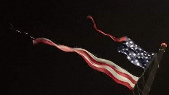 Самый большой флаг США разорвала молния