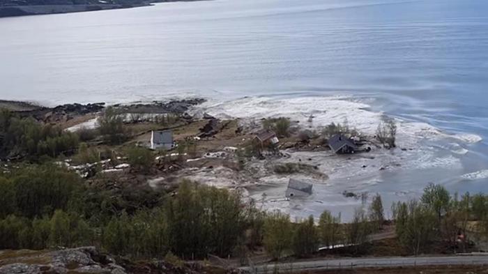 Огромный оползень снес в море дома в Норвегии (видео)