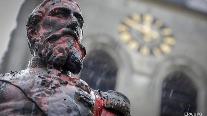 В Бельгии демонтировали памятник королю из-за протестов (видео)