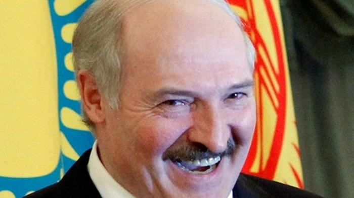 Лукашенко выслал Зеленскому и его жене вышиванки