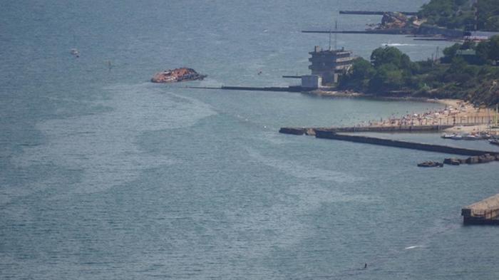 Из затонувшего танкера в Одессе продолжает вытекать топливо