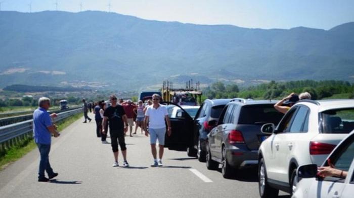 На границе Греции километровые очереди туристов (видео)