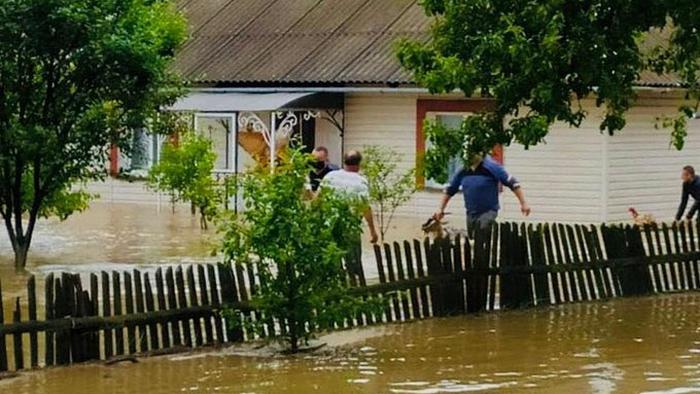 На Прикарпатье и Буковине масштабные паводки: эвакуируют людей (фото)