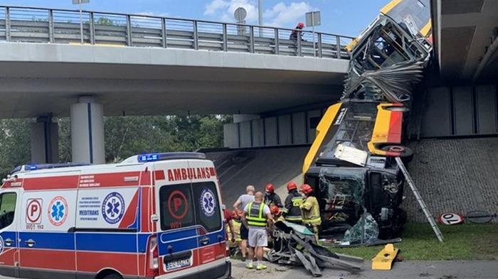 В Варшаве автобус упал с моста, есть жертвы (видео)