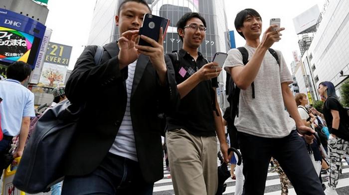 В Японии запретили использование смартфонов во время ходьбы
