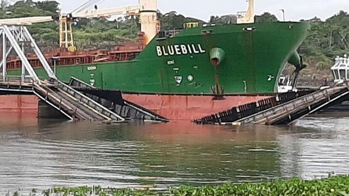 В Панаме корабль протаранил железнодорожный мост (видео)