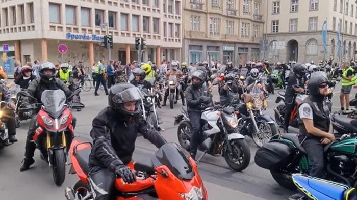 В Германии на акции протеста вышли тысячи байкеров (видео)
