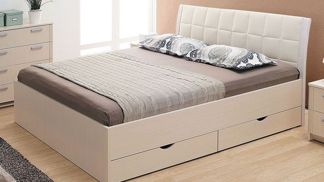 деревянная двуспальная кровать