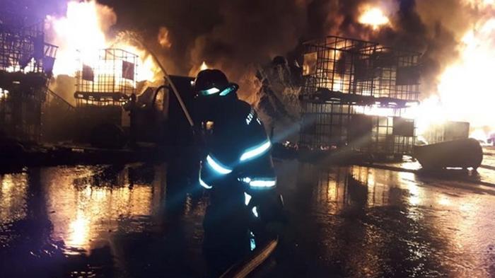 В Баку горит фабрика красок (видео)