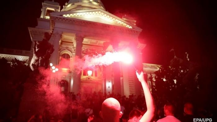 В Белграде протестующие забросали парламент петардами